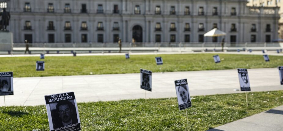 Des photos de disparus durant la dictature militaire au Chili (1973-1990) exposées dans les jardins du palais présidentiel de de La Moneda pour commémorer la Journée internationale des victimes de disparitions forcées, à Santiago, le 30 août 2023