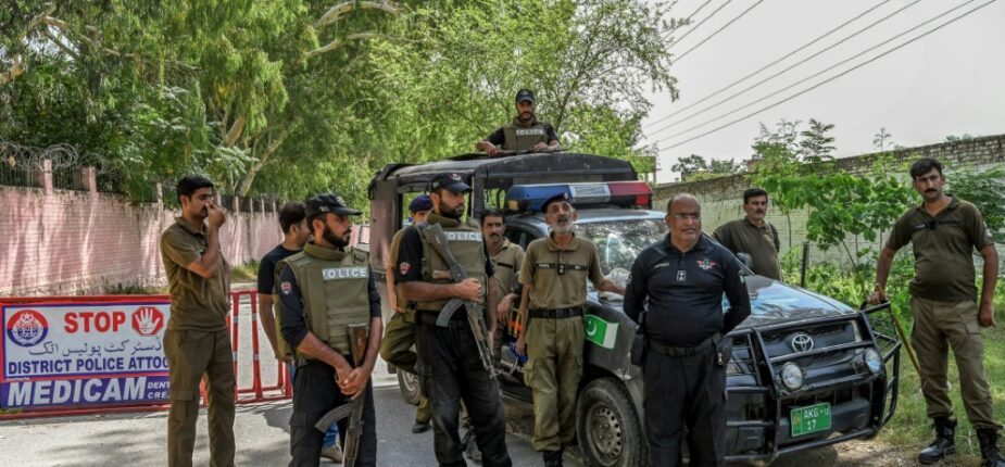 Des personnels de sécurité montent la garde devant la prison d'Attock où l'ancien Premier ministre Imran Khan est détenu, le 30 août 2023 au Pakistan