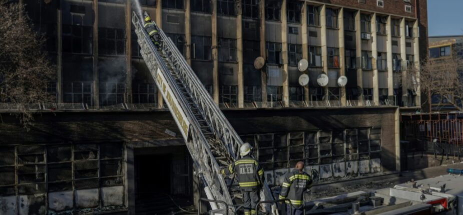 Les pompiers à l'oeuvre pour éteindre un incendie meurtrier dans un immeuble de Johannesburg le 31 août 2023