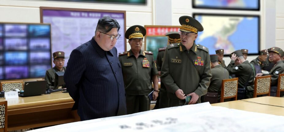 Photo du 29 août 2023 publiée par l'agence nord-coréenne KCNA le 31 août montrant le dirigeant nord-coréen Kim Jong Un (g) inspectant le poste de commandement d'entraînement de l'état-major général de l'Armée populaire coréenne (APC), dans un lieu tenu secret en Corée du Nord