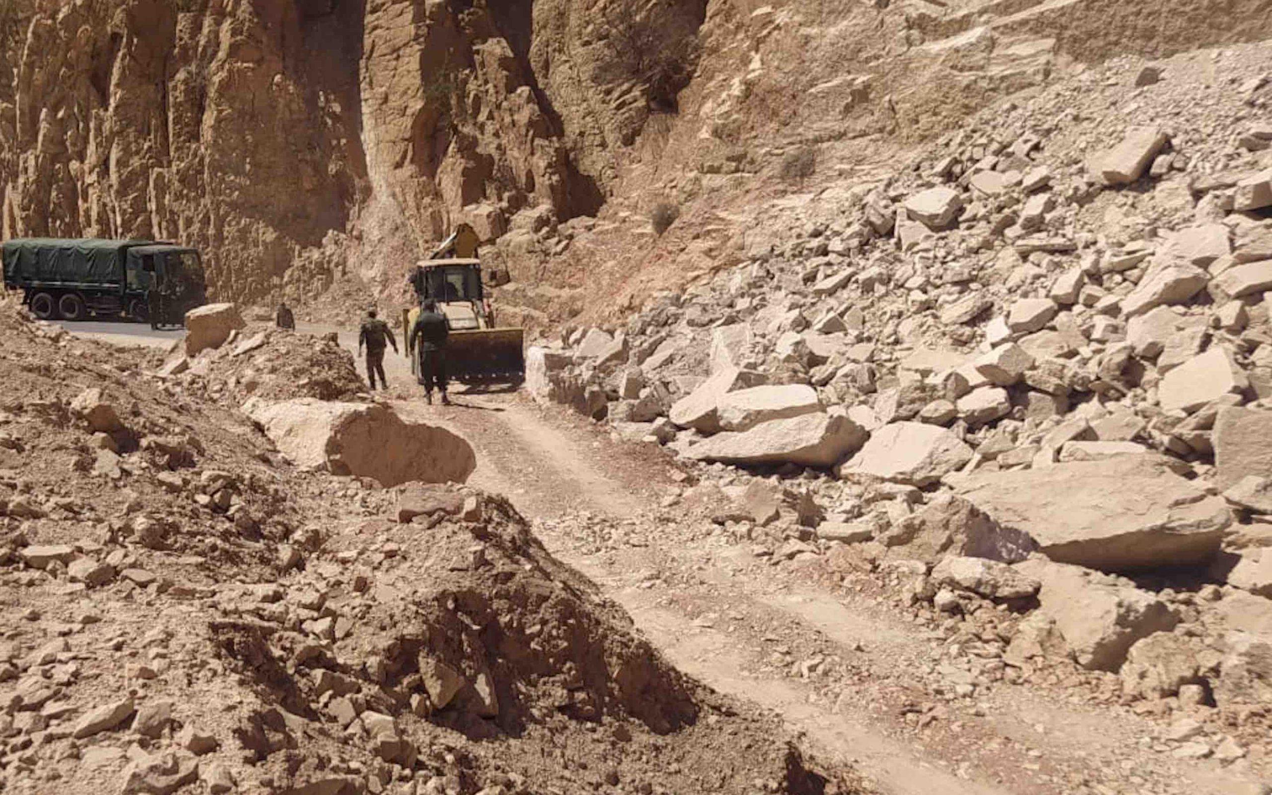 Séisme au Maroc degagement des routes