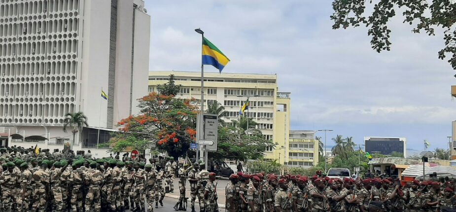 Des soldats rassemblés à Libreville, avant la prestation de serment comme président de trasition du général Brice Oligui Nguema, le 4 septembre 2023 au Gabon