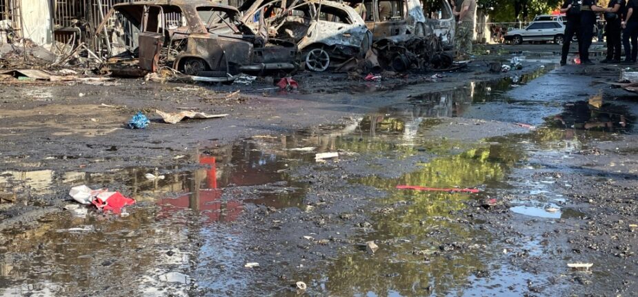 Des policiers sur les lieux d'un bombardement russe à Kostiantynivka, dans la région de Donetsk, le 6 septembre 2023 en Ukraine