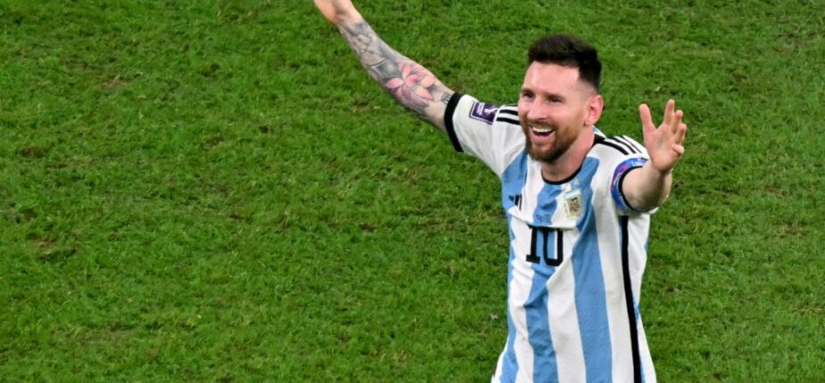 L'Argentin Lionel Messi célèbre la victoire contre la France en finale du Mondial-2022 de footabll au Qatar, le 18 décembre 2022 à Lusail