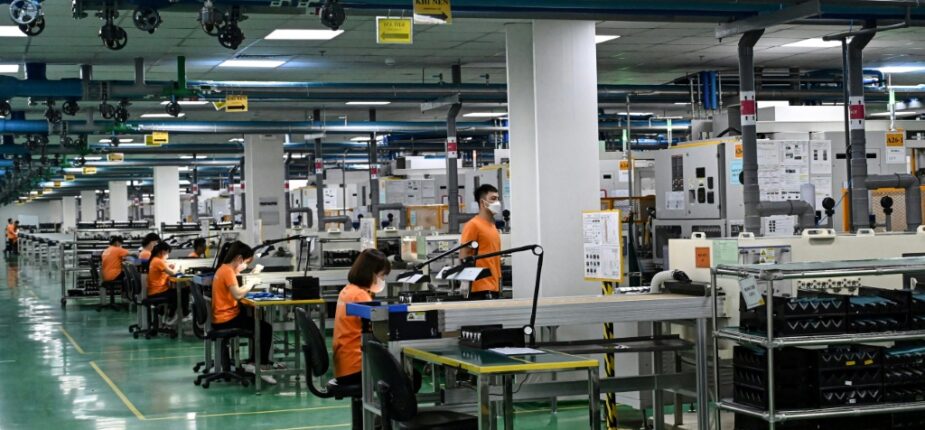 Des ouvriers vietnamiens à l'usine JNTC Vina, spécialisée dans les composants électroniques, dans la province de Phu Tho, le 25 août 2023