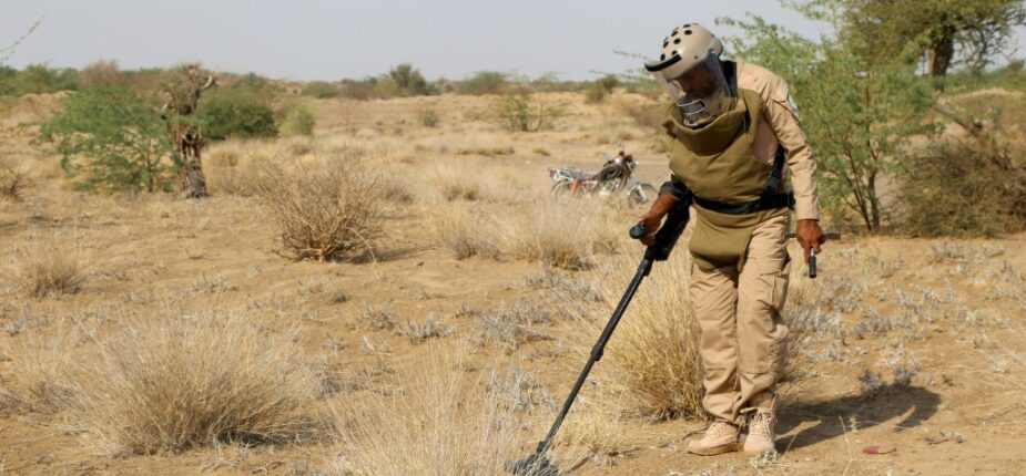 Un démineur à l'ouvrage aux abords du village de Hays, dans l'ouest du Yemen, le 11 août 2023.