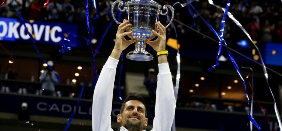 Le Serbe Novak Djokovic brandit son trophée après sa victoire contre le Russe Daniil Medvedev en finale de l'US Open, le 10 septembre 2023 à new York