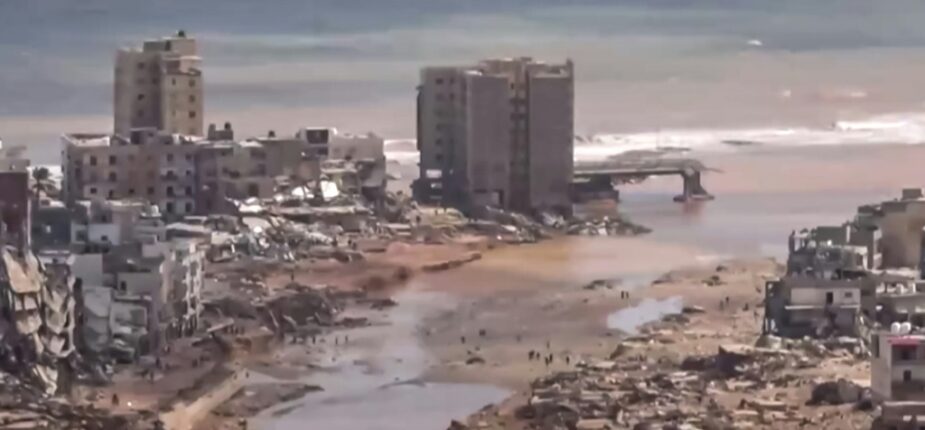 Capture d’écran d'une image publiée sur les réseaux sociaux par la chaîne de télévision libyenne al-Masar montre une vue aérienne d’importants dégâts à la suite des inondations dans la ville de Derna, dans l’est de la Libye, le 13 septembre 2023