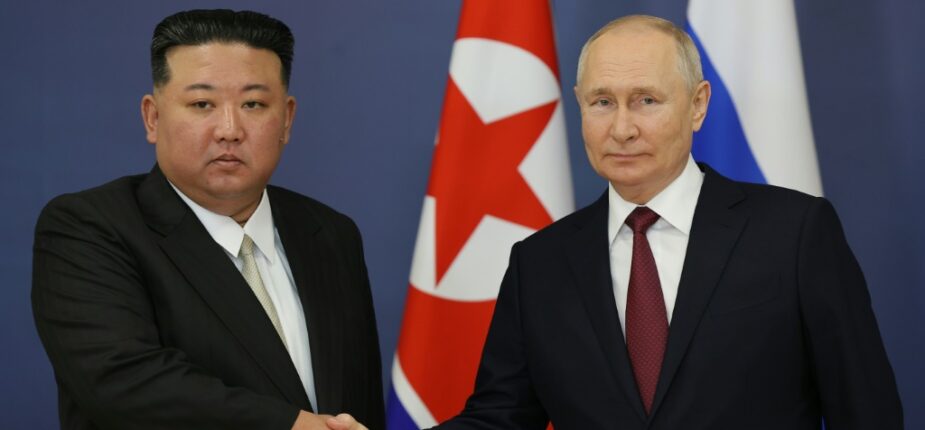 Le président russe Vladimir Poutine (d) et le dirigeant nord-coréen Kim Jong Un (g) lors d'une rencontre au cosmodrome de Vostochny, le 13 septembre 2023 en Russie