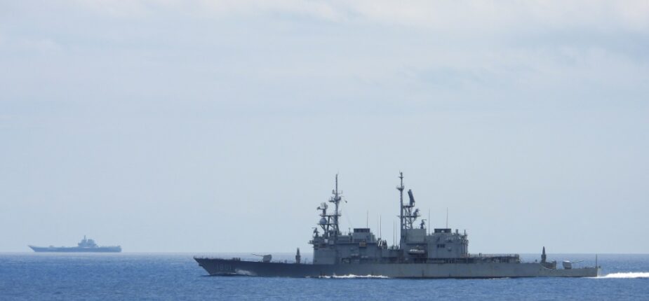 Cette photo non datée, diffusée par le ministère taïwanais de la Défense le 13 septembre 2023, montre le porte-avions chinois Shandong (à gauche) surveillé en mer par un navire de guerre taïwanais de classe Keelung.
