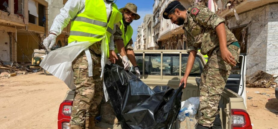 Les secours transportent un corps retrouvé dans les décombres de la ville de Derna, dans l'est de la Libye, le 17 septembre 2023.