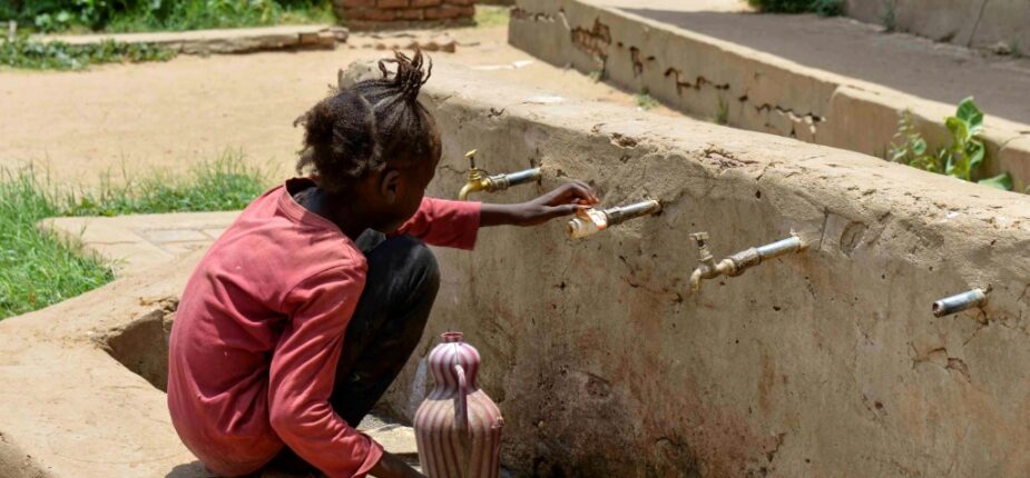 Une enfant déplacée en raison des combats à Khartoum, le 8 juillet 2023
