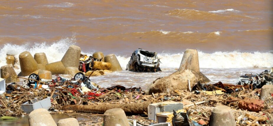 L'épave d'une voiture sur le littoral à Derna, une ville de l'est de la Libye dévastée par les inondations, le 19 septembre 2023.