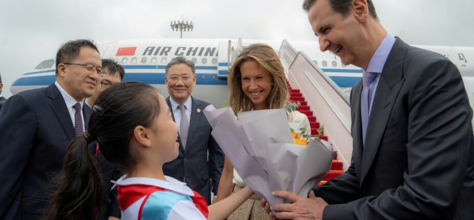 Photo diffusée par l'agence officielle syrienne Sana montrant le président syrien Bachar al-Assad (d) et la Première dame Asma al-Assad (2e d) à leur arrivée à l'aéroport de Pékin, le 21 septembre 2023