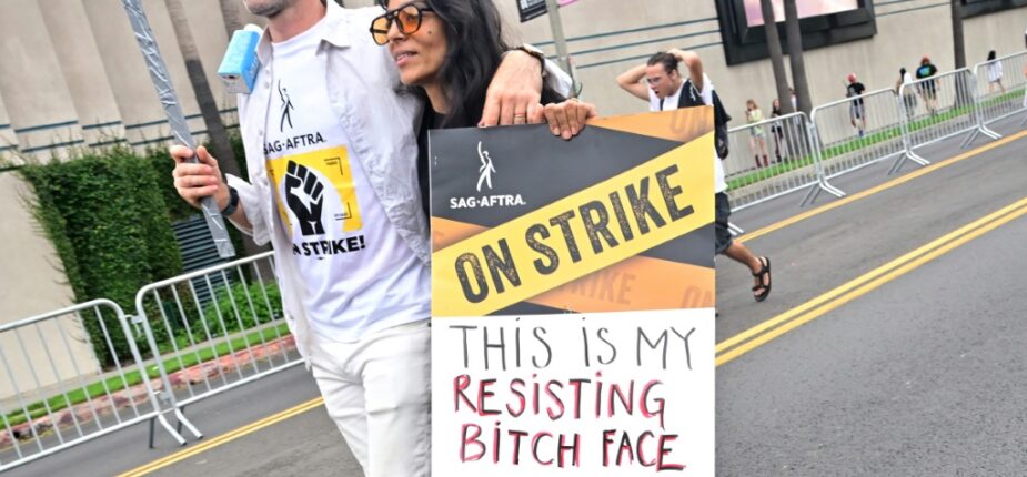 Des manifestants lors d'une marche de solidarité avec les scénaristes et acteurs en grève à Hollywood le 13 septembre 2023
