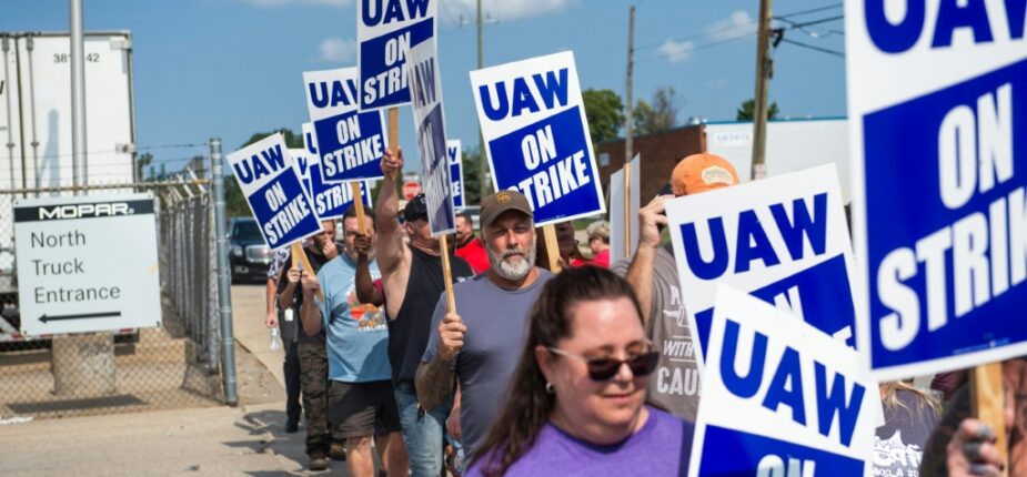 Des membres du syndicat de l'automobile (UAW) manifestent le 15 septembre 2023 à Detroit, Michigan