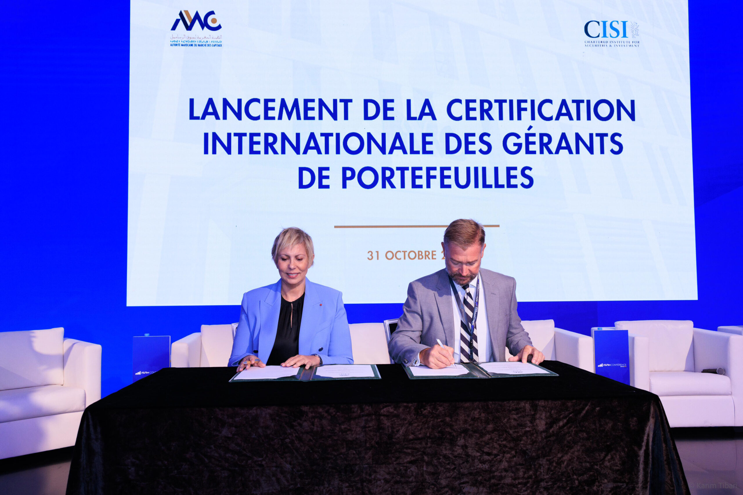 Présidente de l’AMMC Nezha HAYAT et Matthew COWAN ( Mena Region Director – CISI)- Signature du lancement de la certification internationale des gérants de portefeuilles d’instruments financiers