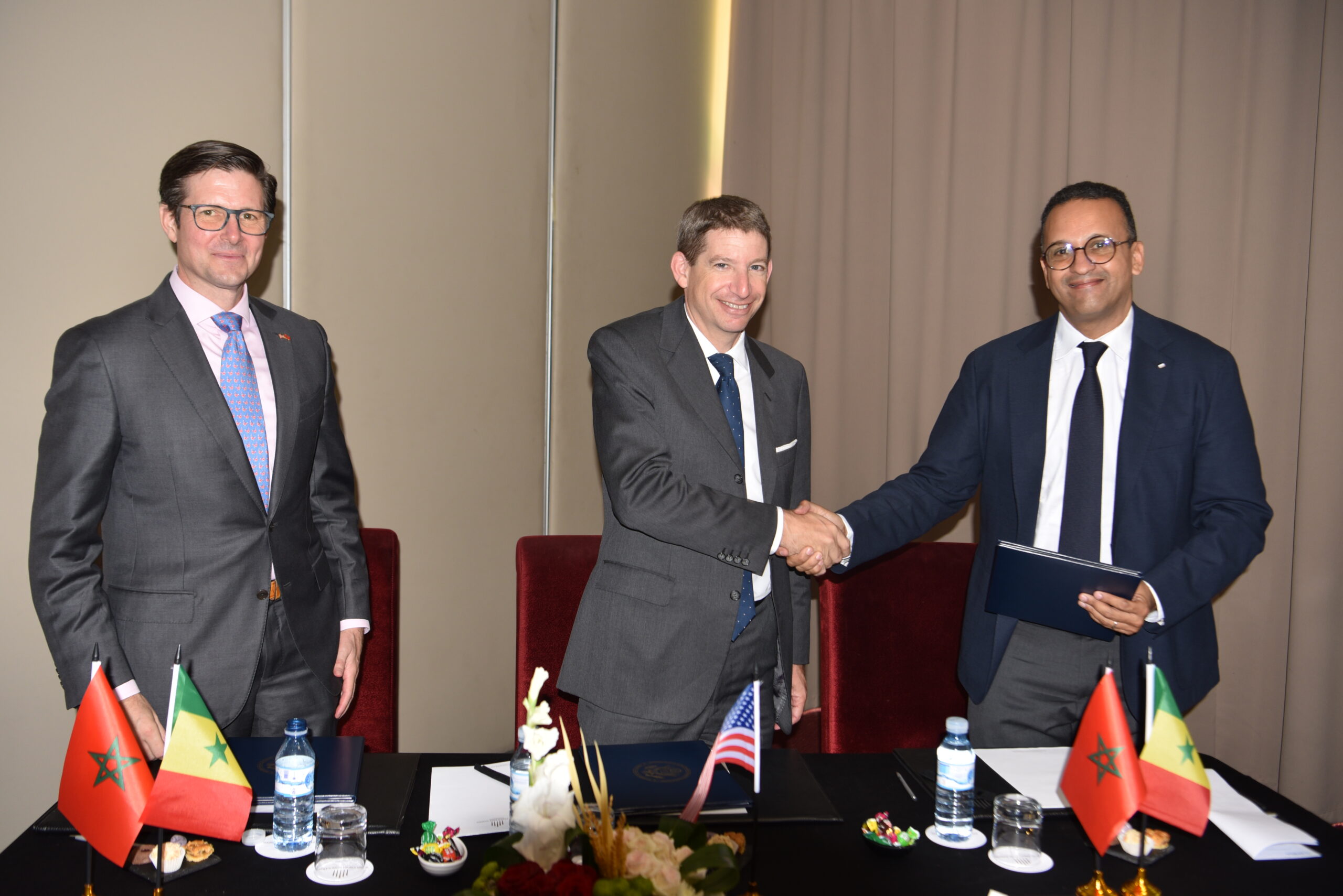 Scott Nathan, président Agence DFC (C). Matthew Meredith (G)_Samir Belrhandoria (D), cofondateurs IFRIA