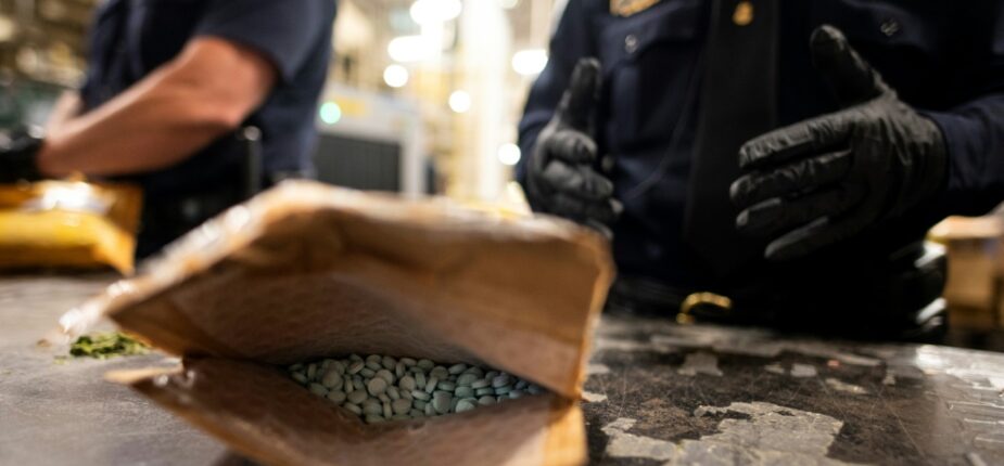 Des pilules d'oxycodone, un opiacé, détectées par un agent des douanes américaines à l'aéroport JFK de New York, le 24 juin 2019