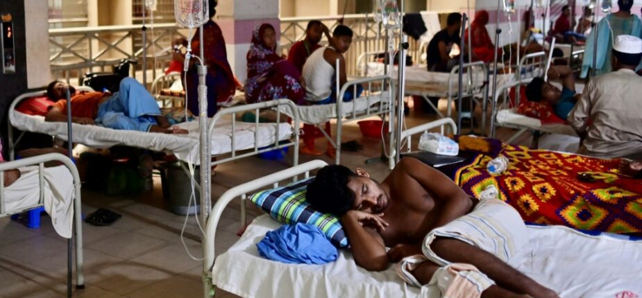 Des malades de la dengue soignés à l'hôpital Mugda Medical College à Dacca, au Bangladesh, le 3 octobre 2023