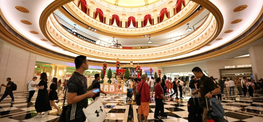 Des touristes au Londoner Casino, le 3 octobre 2023 à Macao