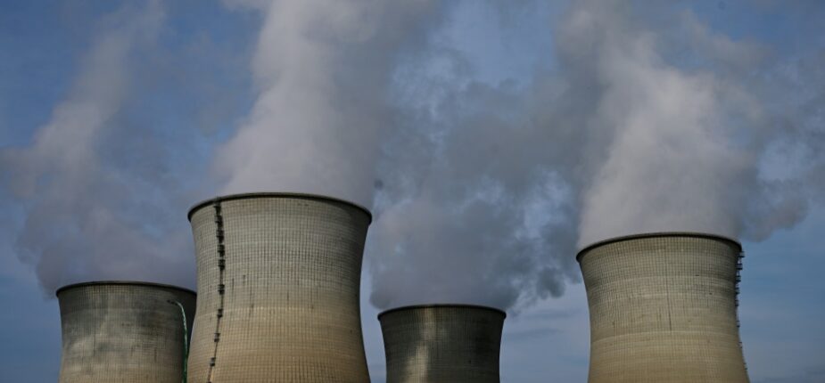 Les tours aéroréfrigérantes de la centrale nucléaire française du Bugey dans la commune de Saint-Vulbas (Ain), le 24 juillet 2023