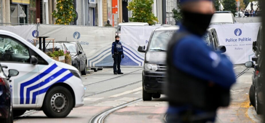 Des policiers montent la garde devant la maison où l'homme soupçonné d'avoir tué deux Suédois à Bruxelles a été mortellement blessé dans la capitale belge, le 17 octobre 2023