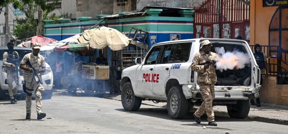 Des policiers tirent du gaz lacrymogène vers des manifestants à Carrefour-Feuilles, à Port-au-Prince, le 14 août 2023