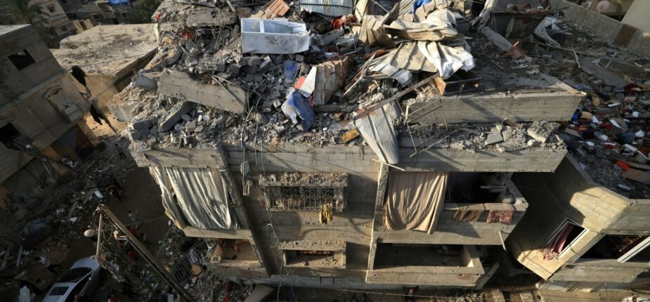 Un immeuble détruit par un bombardement à Khan Younès, dans le sud de la bande de Gaza, le 27 octobre 2023