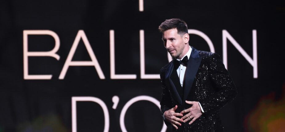 Lionel Messi, sacré Ballon d'Or 2021 au Théâtre du Châtelet à Paris, le 29 novembre 2021, est favori pour la nouvelle distinction