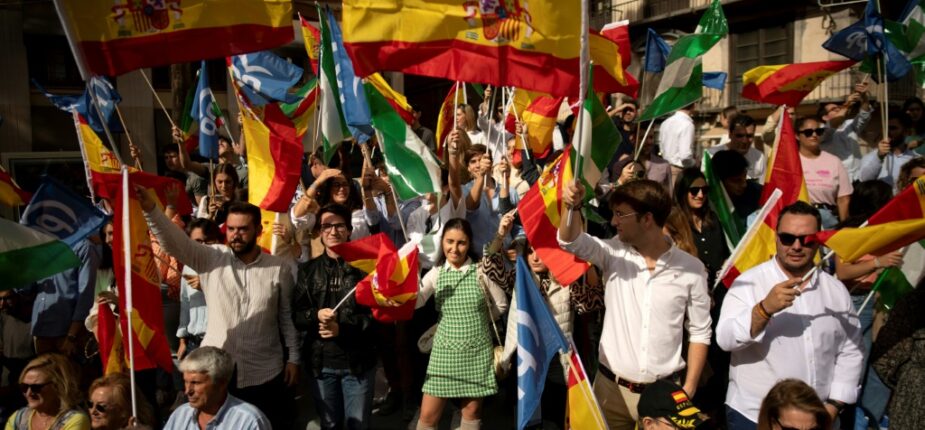Des sympathisants du Parti populaire (PP, droite) manifestent à Madrid contre un projet d'amnistie des indépendantistes catalans, le 29 octobre 2023