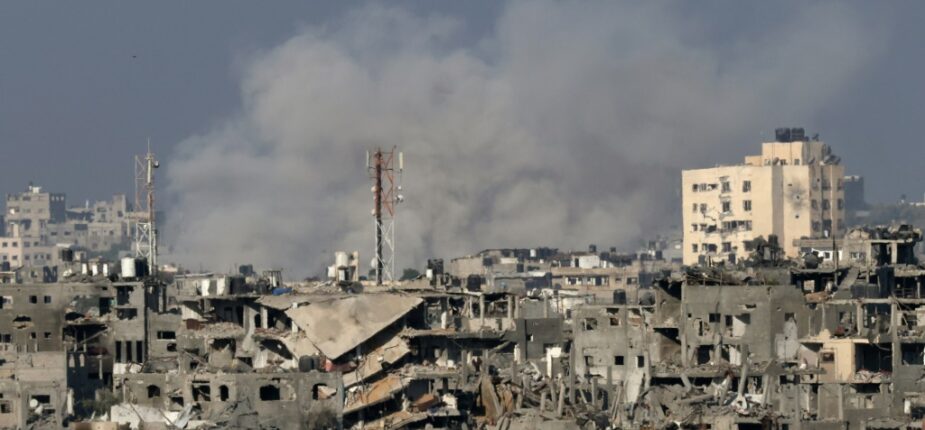 De la fumée s'élève au-dessus des ruines d'un quartier de la bande de Gaza durant des bombardements israéliens, le 30 octobre 2023 au matin, sur cette photo prise depuis la ville israélienne voisine de Sdérot