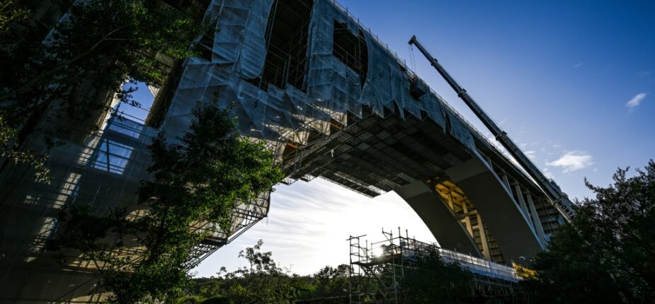 Le viaduc Duarte Pacheco lors de la rénovation de sa structure antisismique, le 20 octobre 2023 à Lisbonne, au Portugal