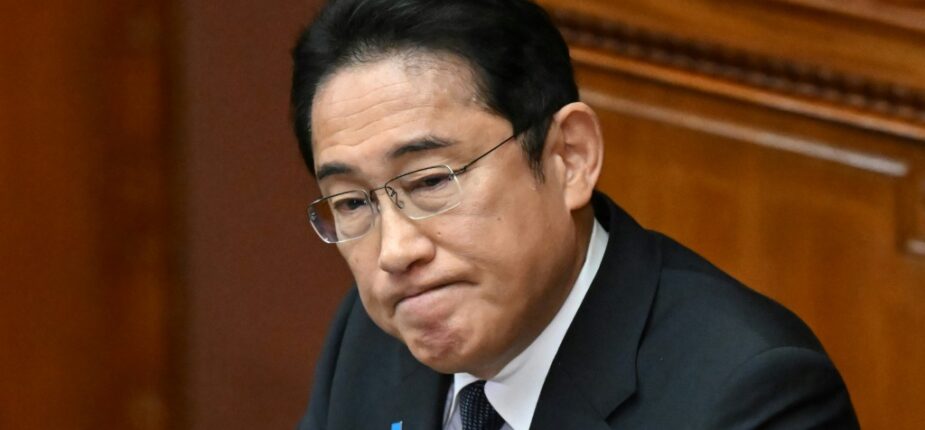 Le Premier ministre japonais Fumio Kishida donne un discours devant la Diète à Tokyo le 23 octobre 2023