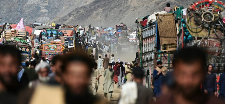 Des réfugiés afghans dans un camp à leur arrivée du Pakistan, près de la frontière à Torkham, dans la province de Nangarhar, le 2 novembre 2023