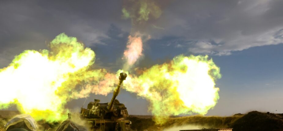 Une unité d'artillerie israélienne tire lors d'un exercice militaire sur le plateau du Golan annexé, près de la frontière avec le Liban, le 2 novembre 2023