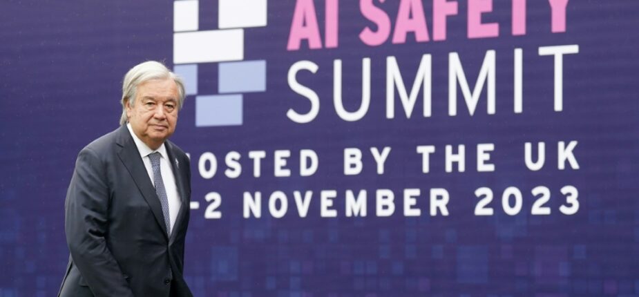 Le secrétaire général de l'ONU Antonio Guterres arrive au deuxième jour du sommet mondial sur les risques de l'intelligence artificielle (IA), le 2 novembre 2023 à Bletchley Park, au Royaume-Uni