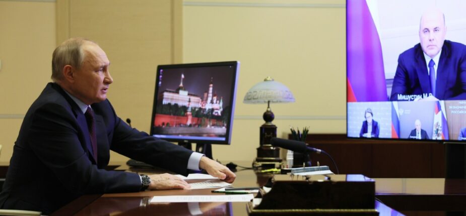 Le président russe Vladimir Poutine lors d'une réunion par liaison vidéo à la résidence d'État Novo-Ogaryovo, près de Moscou, le 1er novembre 2023