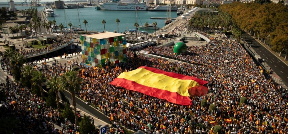 Rassemblement à l'appel de la droite espagnole contre l'accord politique entre le Parti socialiste et les indépendantistes catalans, à Malaga (sud), le 12 novembre 2023