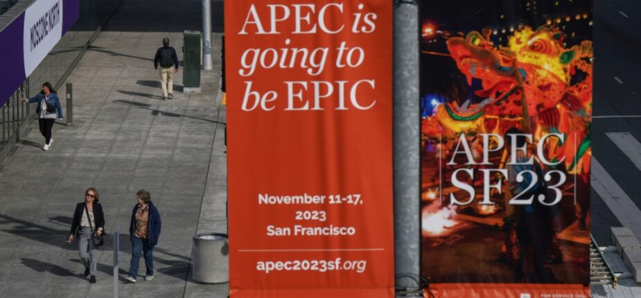 Une affiche annonçant le sommet de la Coopération économique pour l'Asie-Pacifique (Apec), le 9 novembre 2023 à San Francisco, en Californie