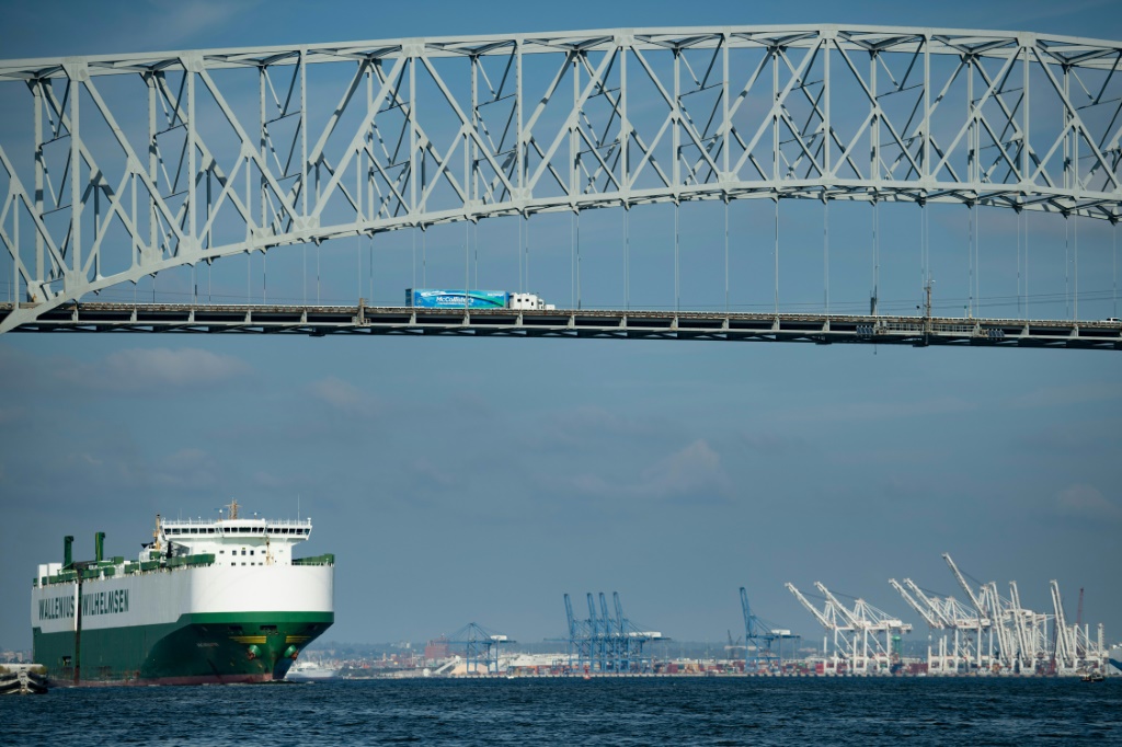 United States: Baltimore bridge collapses after being hit by ship