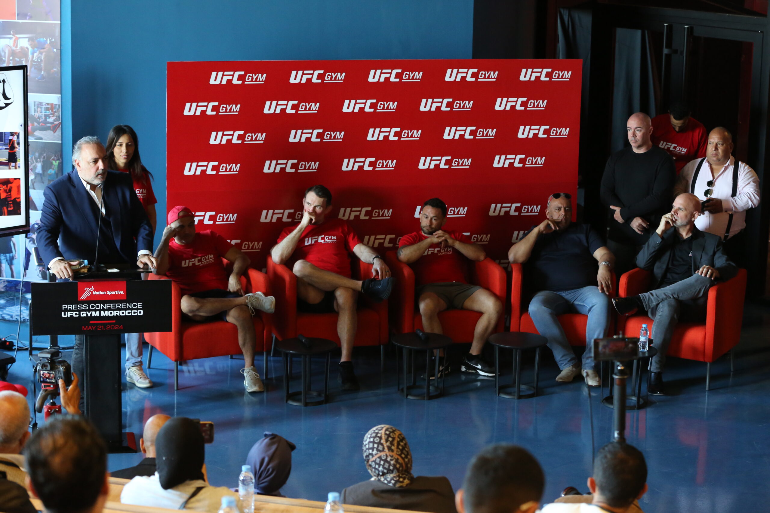 Jonathan Harroch en compagnie du Staff d’UFC Gym