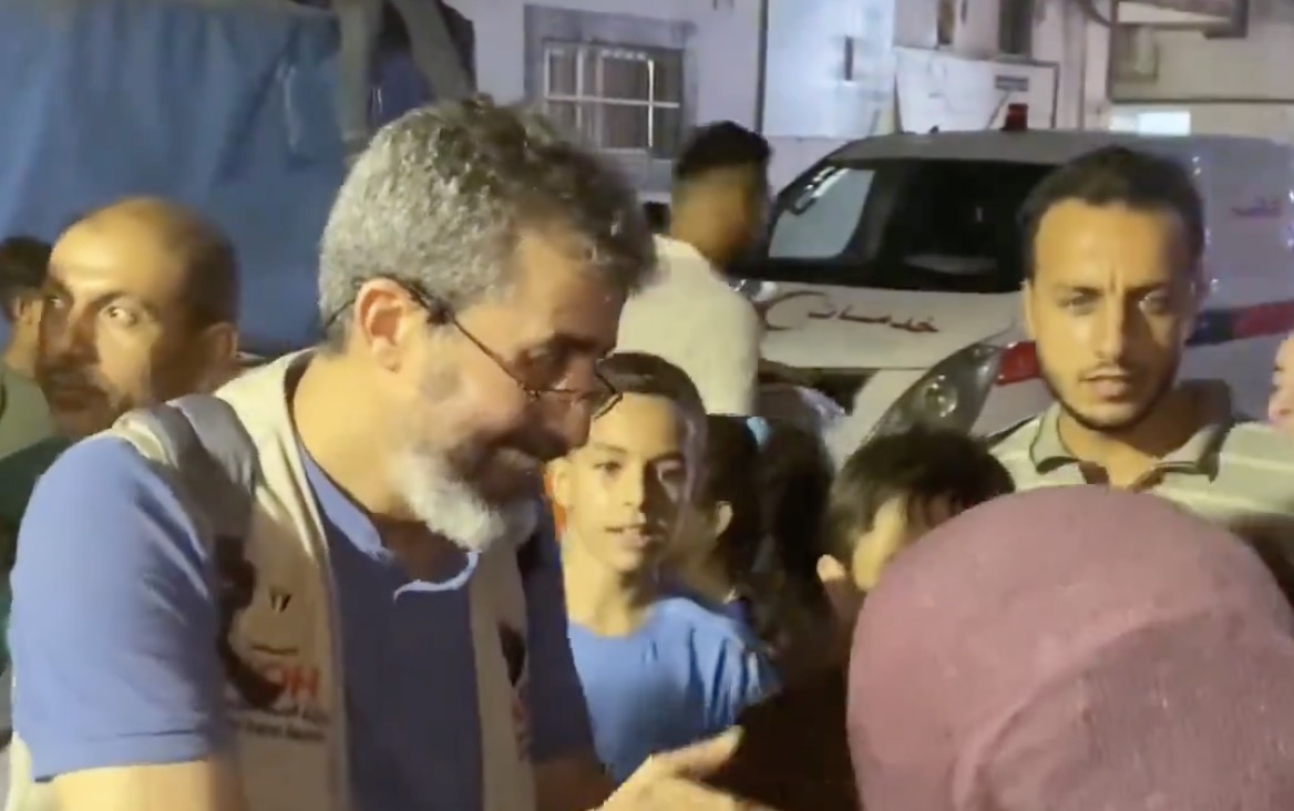 Vidéo: Des gazaouis font leurs adieux à un médecin marocain…