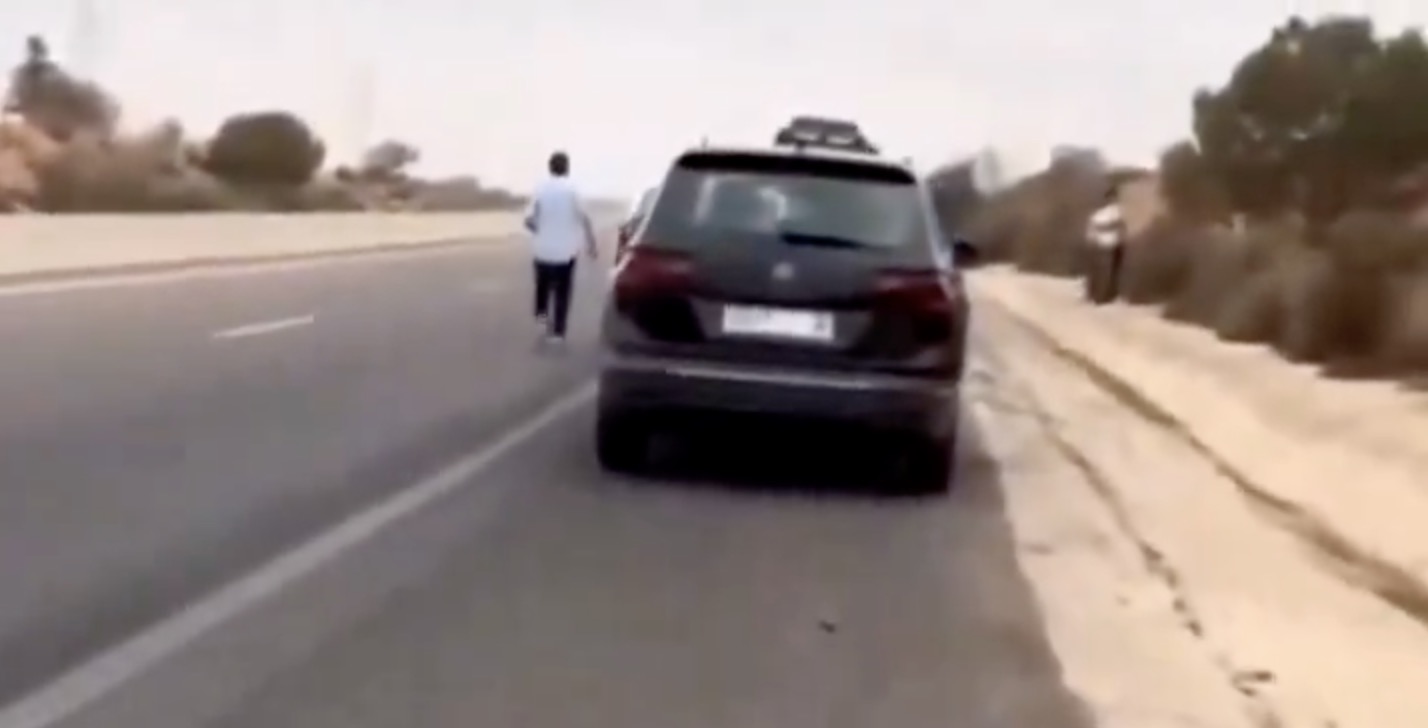 Vidéo: Il est attrapé jetant des pierres sur des voitures sur l’autoroute…