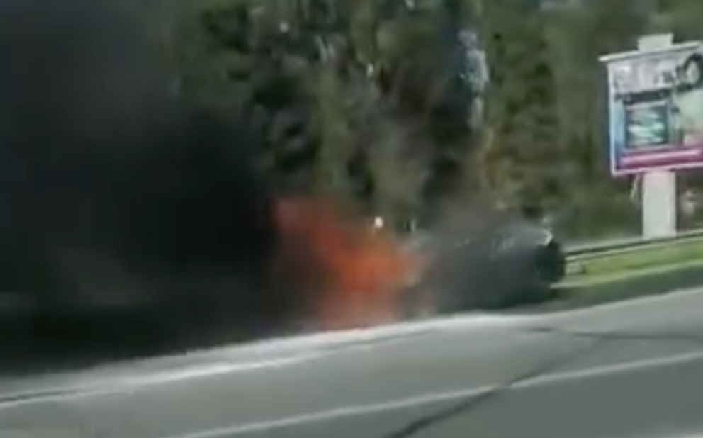 Vidéo: une voiture prend feu sur la route menant à l’aéroport Mohammed V…