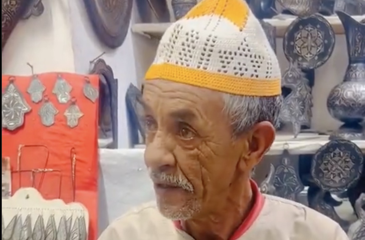 Vidéo: un artisan marocain présente avec éloquence son art à des touristes !