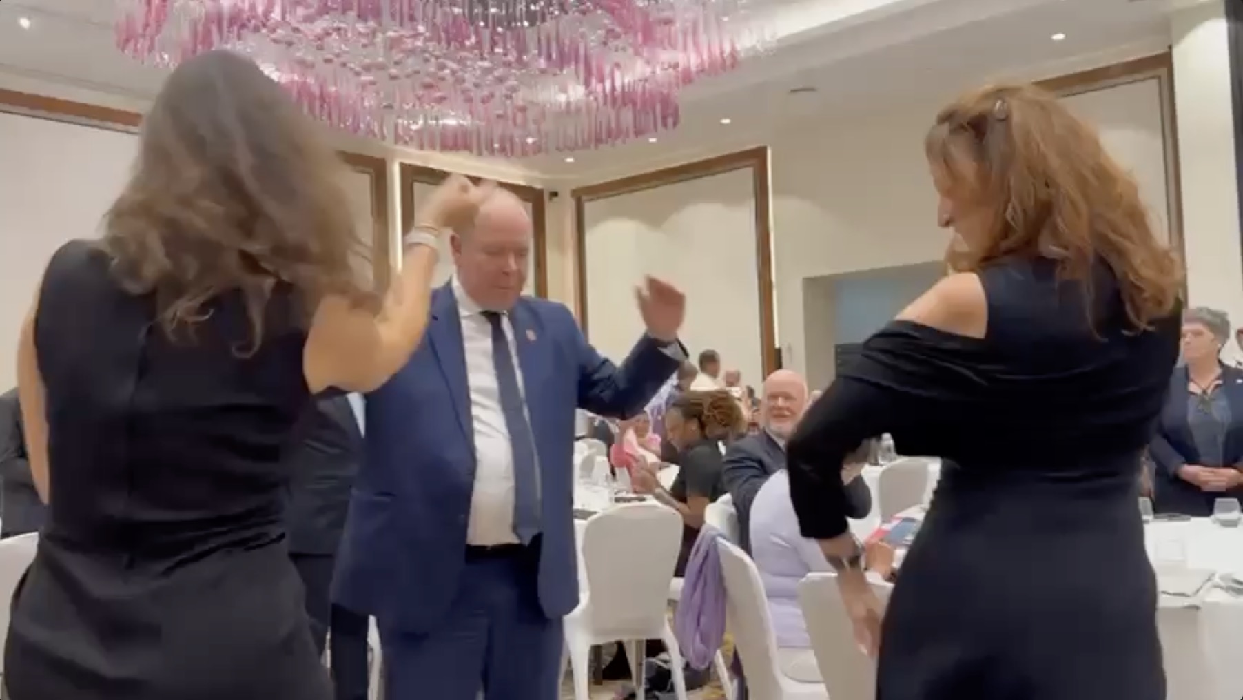 Vidéo: Le Prince Albert de Monaco danse au rythme du Maroc !