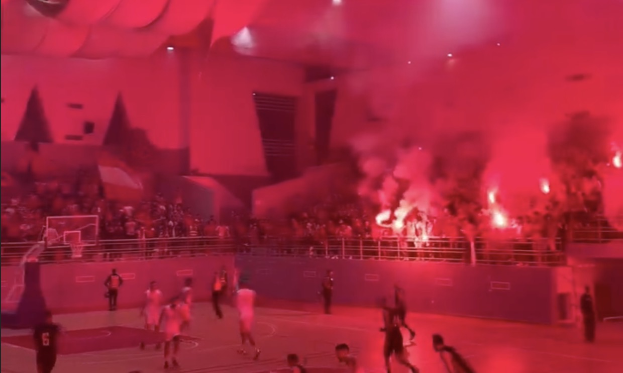 Vidéo: Des touristes émerveillés par l’ambiance enflammée d’un match de basketball au Maroc !