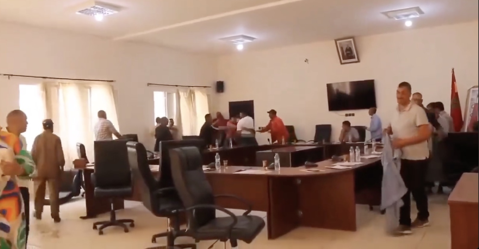 Vidéo: Coups de poing et balayages dans un conseil communal à Sidi Zouine…