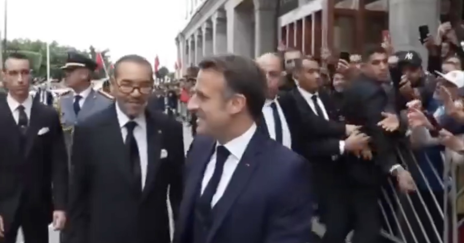 Vidéo: un chaleureux bain de foule pour SM le Roi et Emmanuel Macron !